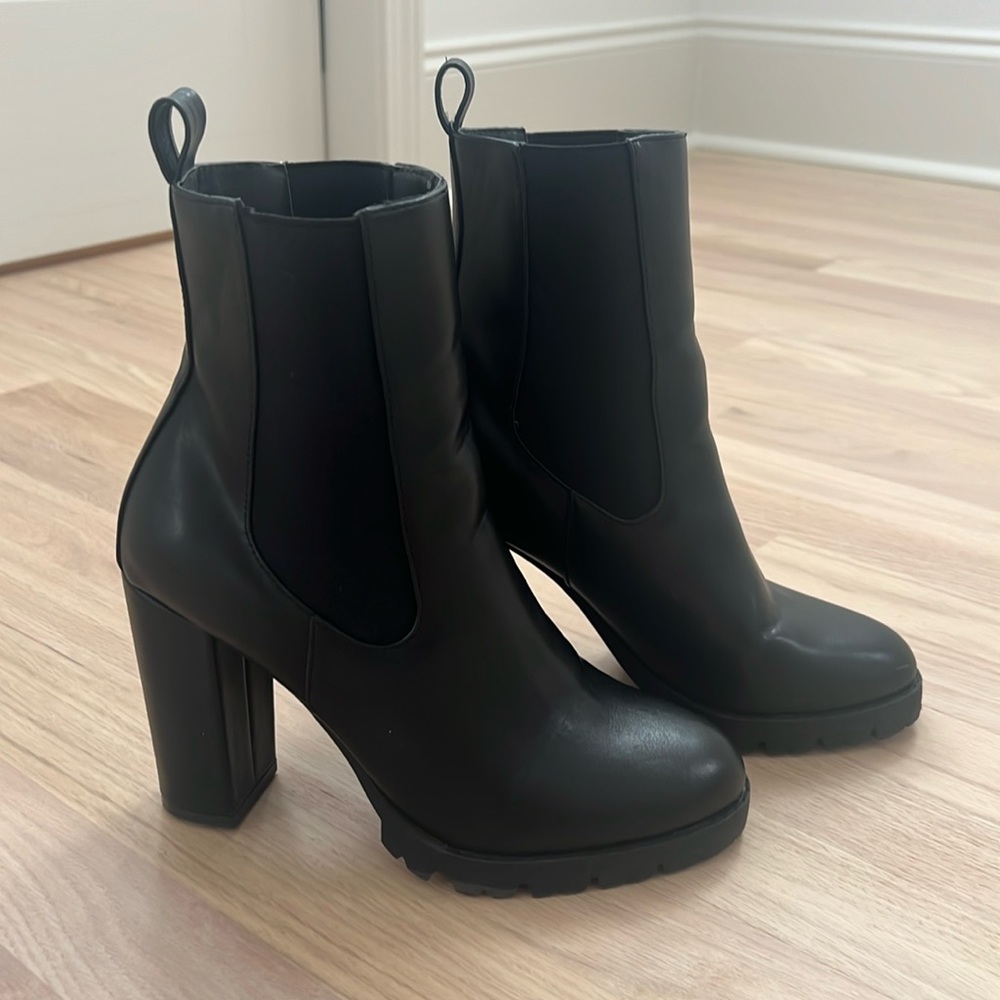 Express women’s heeled lug black short bootie boot 8